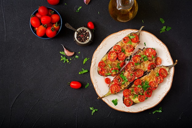 Gebakken aubergines met mozzarella en tomaten met Italiaanse kruiden.