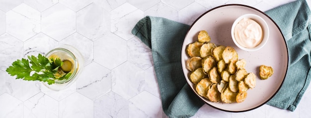 Gebakken augurken voorgerecht en saus in een kom op een bord Zelfgemaakte snack Bovenaanzicht Webbanner