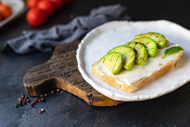 Gebakken avocado grill sandwich vegetarische snack of licht ontbijt