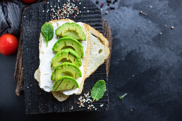 Gebakken avocado grill sandwich vegetarische snack of licht ontbijt