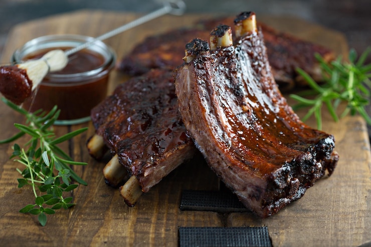 Foto gebakken bbq ribben met saus.