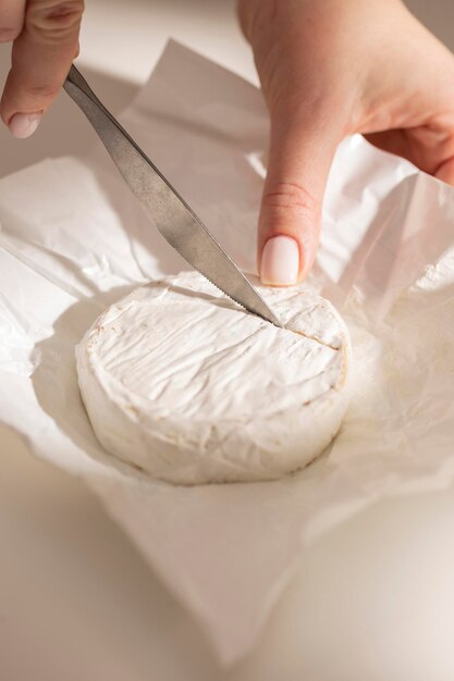 Gebakken brie-kaas koken voor het avondeten