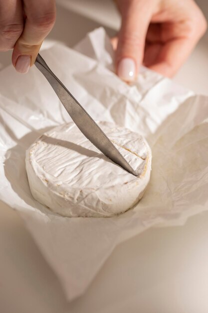 Gebakken brie-kaas koken voor het avondeten