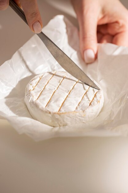 Gebakken brie-kaas koken voor het avondeten