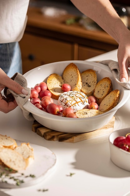 Gebakken brie met brood en druiven