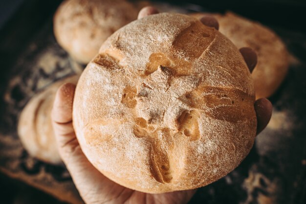 Gebakken brood bij de bakker de bakkerij