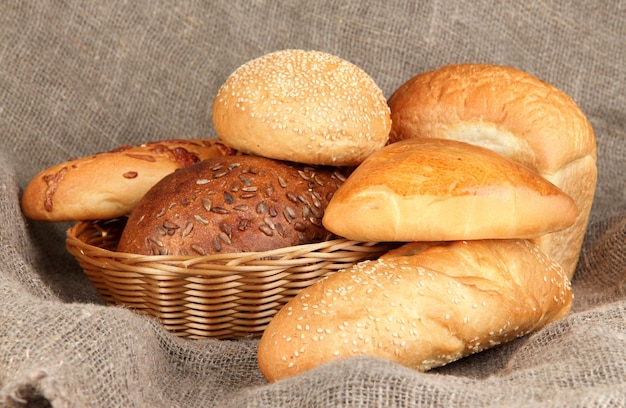 Gebakken brood in rieten mand op juteachtergrond