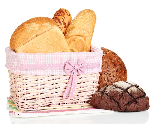 Gebakken brood in rieten mand op wit wordt geïsoleerd