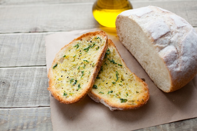 Gebakken brood met olijfolie, knoflook en kruiden.