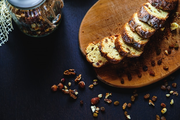 Gebakken brood met rozijnen en noten