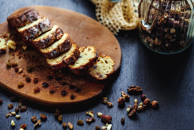 Gebakken brood met rozijnen en noten