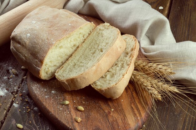 Gebakken brood op houten tafel