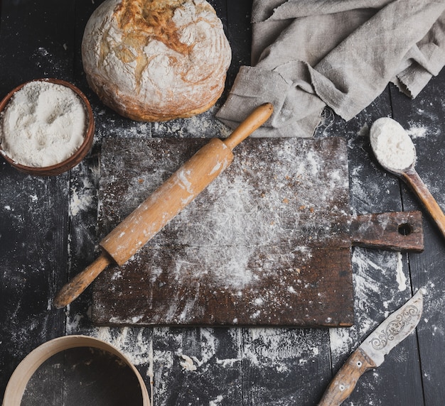 Gebakken brood, witte tarwemeel, houten deegroller