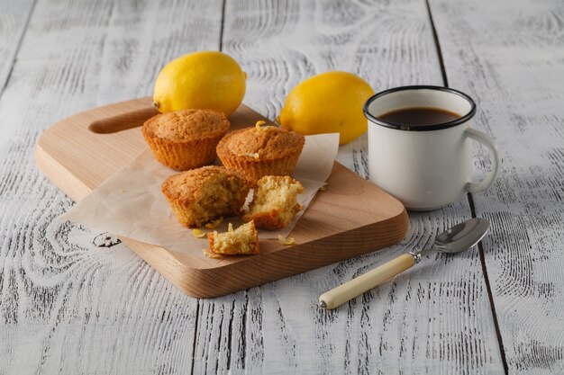 Gebakken cake en mini muffins met rozijnen