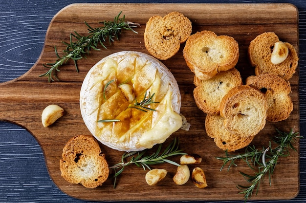 Gebakken camembert kaas met croutons bovenaanzicht