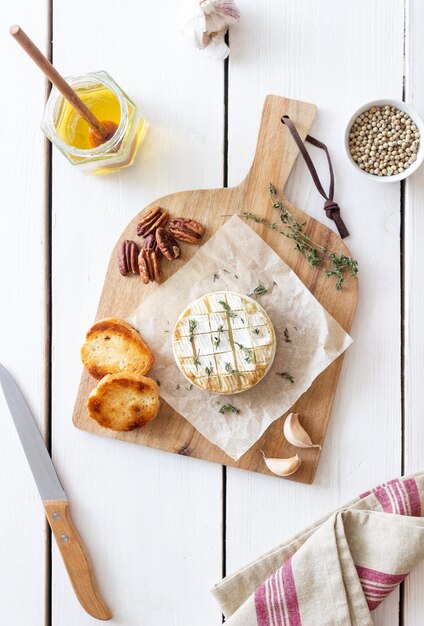 Gebakken Camembert kaas met knoflook tijm en geroosterd brood Franse keuken