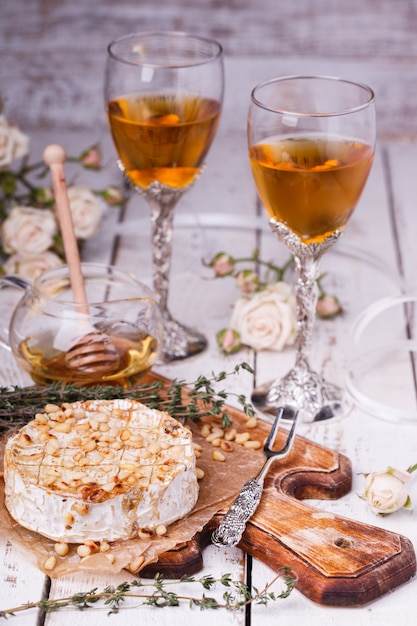 Gebakken camembert met honing, pijnboompitten en tijm