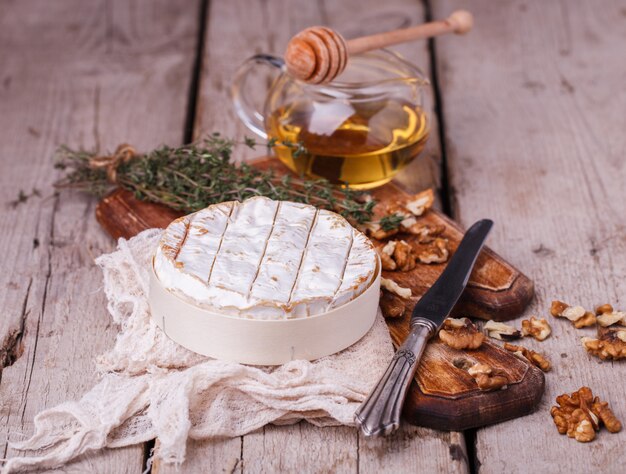 Gebakken camembert met honing, walnoten en timanian