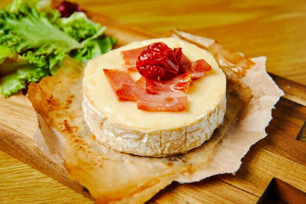 Gebakken Camembert met Parma, hout backgraund