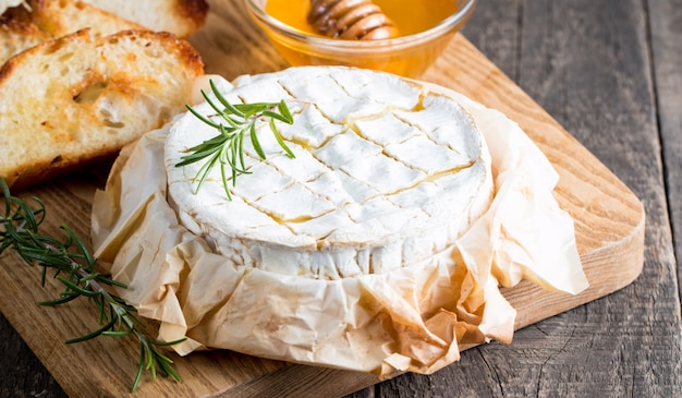 Gebakken camembert of Brie-kaas op een houten bord.