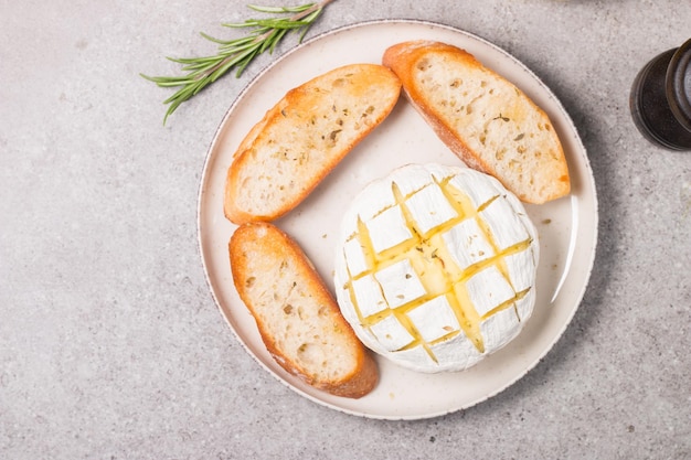 Gebakken camembert zachte kaas. Gegrilde brie met toast en rozemarijn.