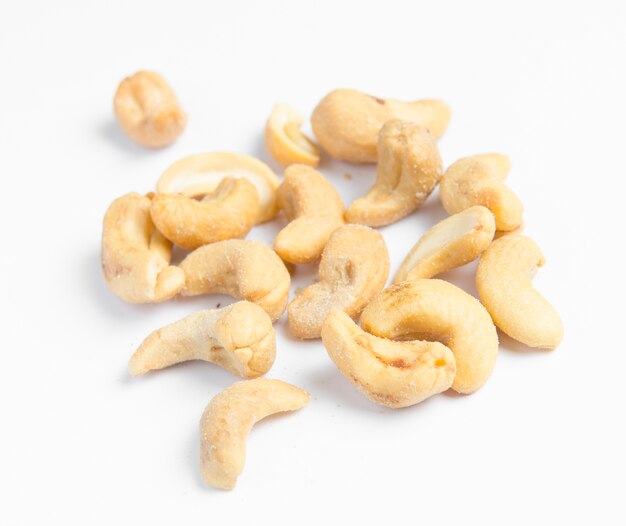 Gebakken cashewnoten geïsoleerd op witte achtergrond