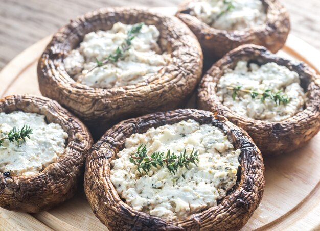 Gebakken champignons gevuld met feta