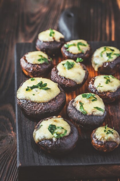 Gebakken champignons gevuld met mozzarella