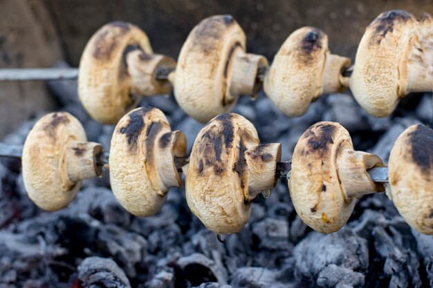 Gebakken champignons op houtskool