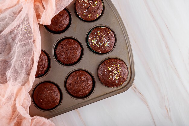 Gebakken chocolademuffins met gekleurde hagelslag