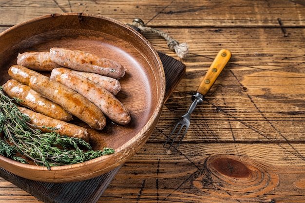 Gebakken Chorizo en Bratwurst worstjes in een houten bord