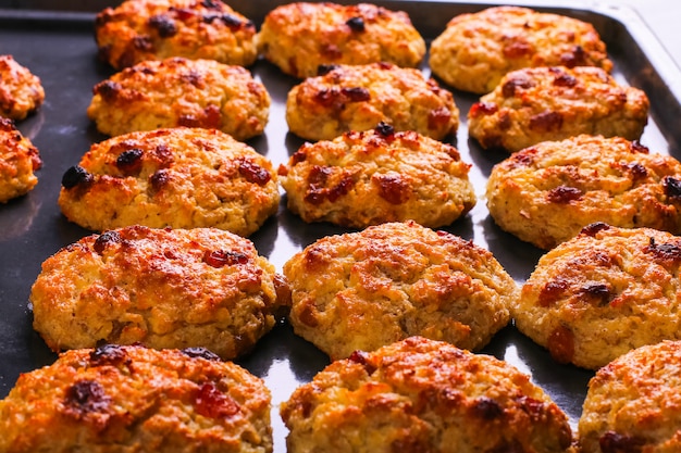 Gebakken cottage cheese en havermoutkoekjes met rozijnen. gezonde voeding, dieetvoeding.