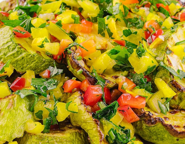 gebakken courgette met gehakte peper dichtbij