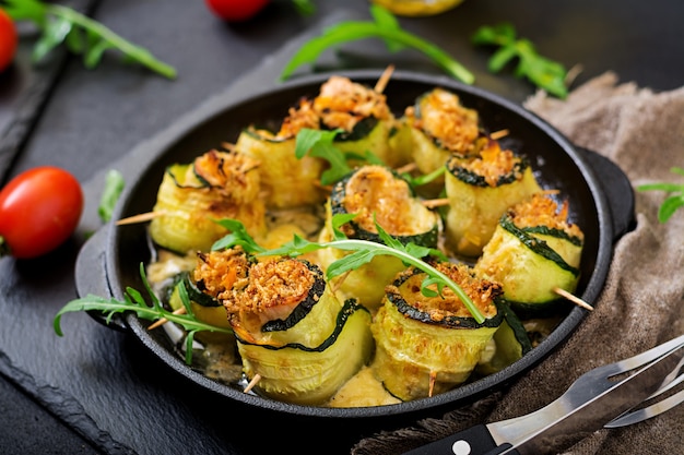 Gebakken courgette rollen met kaas, wortel en kipfilet