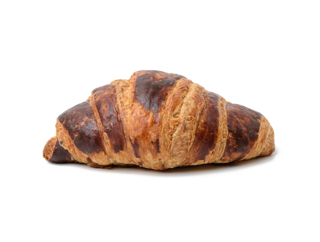 Gebakken croissant geïsoleerd op wit, close-up