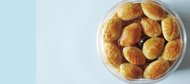 Gebakken croissants in een glazen kom Huisgemaakt gebak