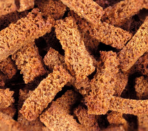 Gebakken croutons op de achtergrond