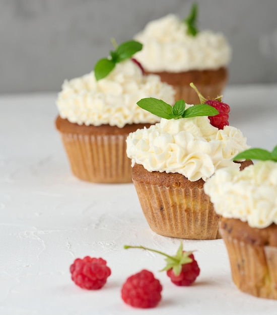 Gebakken cupcakes met witte botercrème op de tafel heerlijk dessert