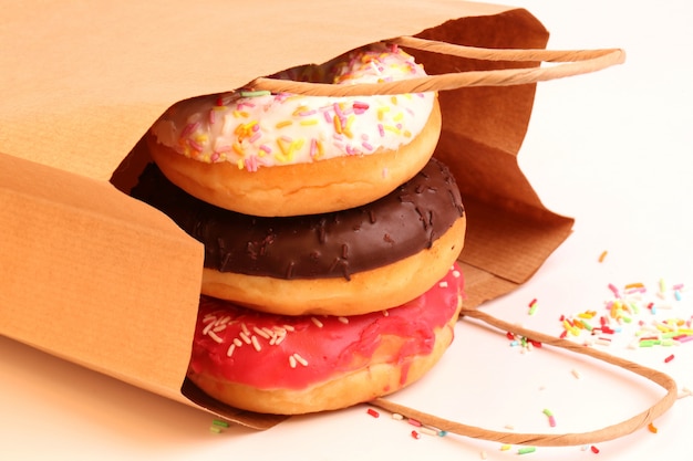 Gebakken donuts in papieren boodschappentassen