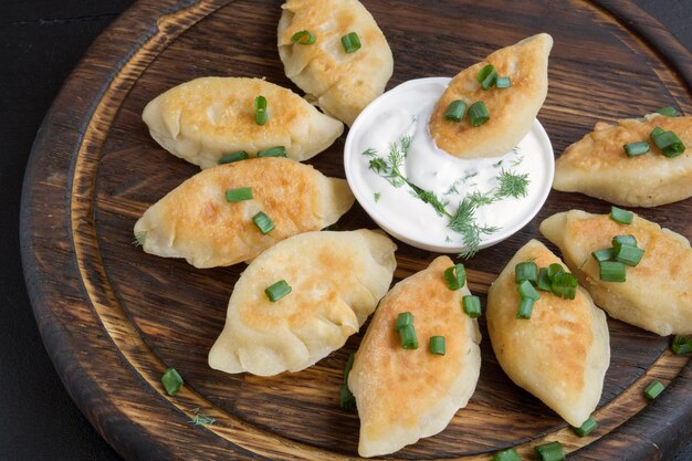 Gebakken dumplings met saus.