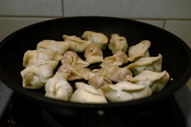 Gebakken dumplings op de pot.
