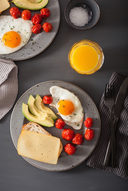 Gebakken ei, avocado, tomaat voor gezond ontbijt