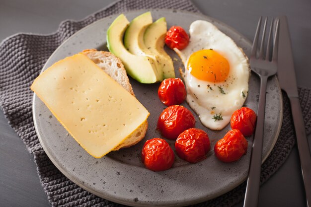 Gebakken ei, avocado, tomaat voor gezond ontbijt