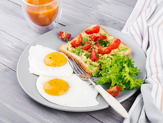 Gebakken ei, groentesalade en een gegrilde avocadosandwich