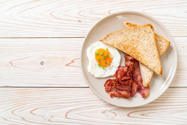 gebakken ei met geroosterd brood en spek