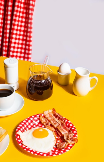 Gebakken ei met geroosterd spek zwarte koffie toast op gele achtergrond Retro Amerikaans ontbijt Harde schaduw