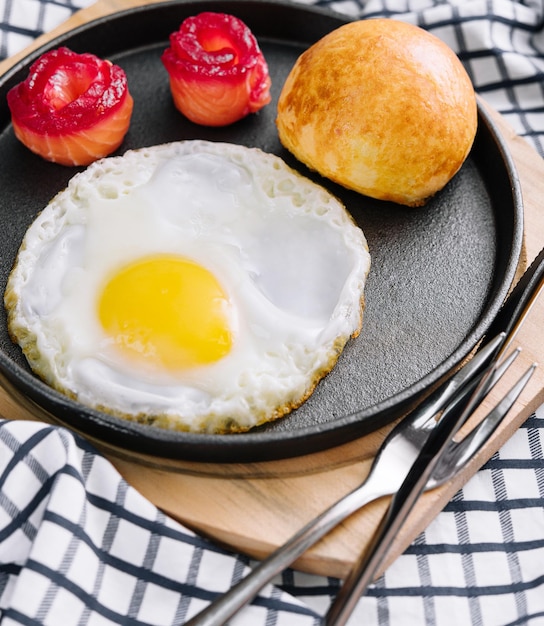 Gebakken ei met gezouten rode vis in een pan met koffie