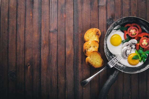 Gebakken ei met kruiden toastbrood en groenten in een koekenpan Bovenaanzicht Vrije ruimte