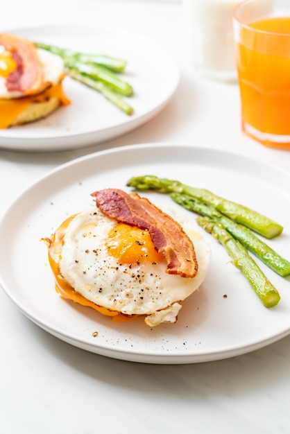 gebakken ei met spek en kaas op pannenkoek