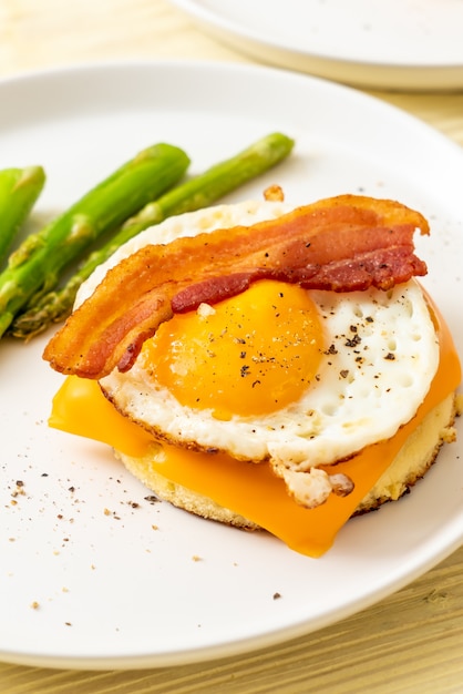 gebakken ei met spek en kaas op pannenkoek